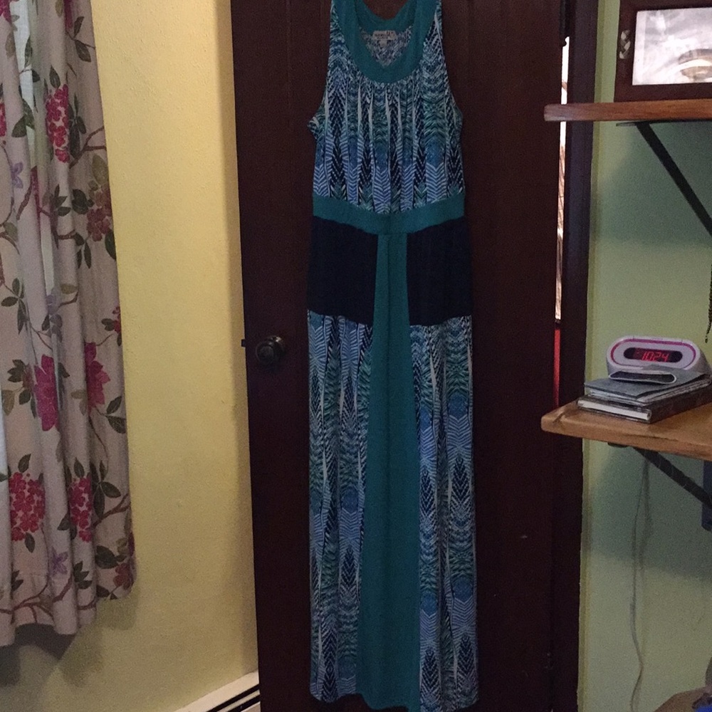 I am selling a long, sleevless dress.